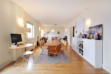 1120 sq ft modern apartment close to Tobacco Dock with private balcony. - Photo 2