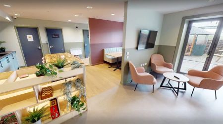 Large En-Suite - Standard Level - Photo 2