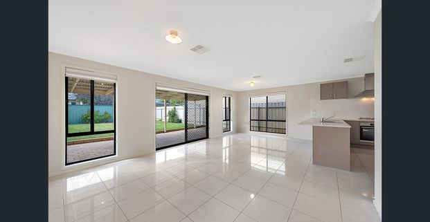 LARGE MODERN FAMILY - 20 MINUTES TO CBD - Photo 1