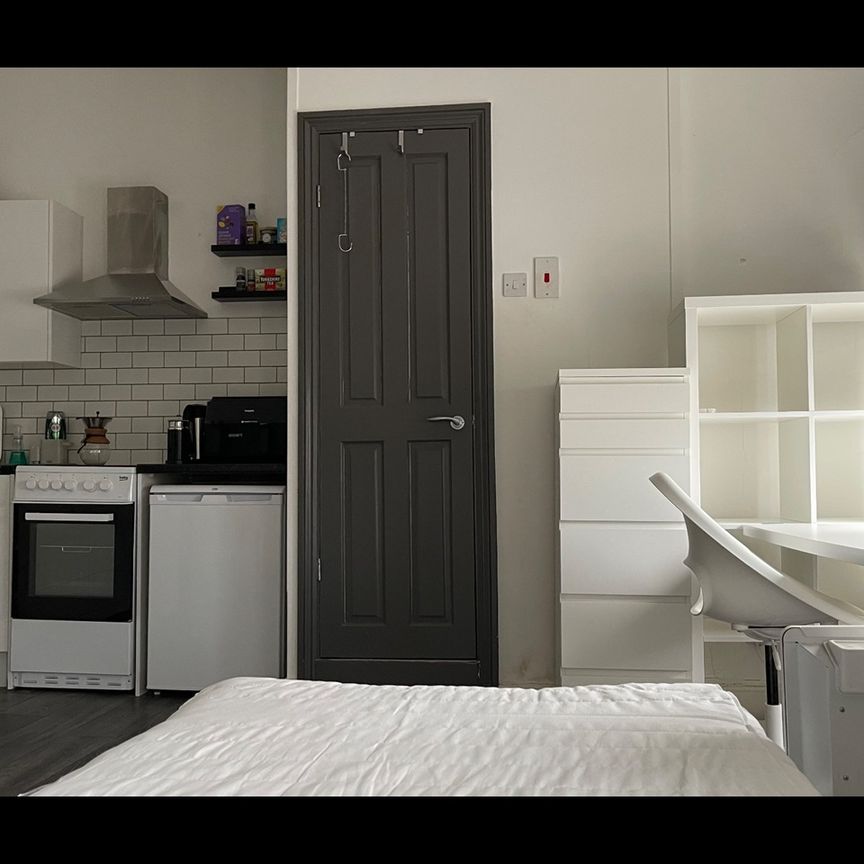 Studio Flat, Putney Bridge Road, SW15 - Photo 1