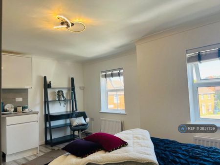 1 bedroom in a house share to rent - Photo 3