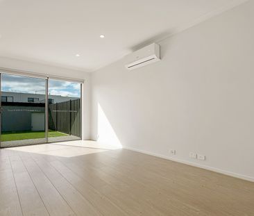 Modern Three-Bedroom Townhouse in a Prime Craigieburn Location! - Photo 3