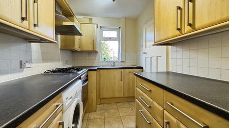 3 bedroom end of terrace house to rent - Photo 3