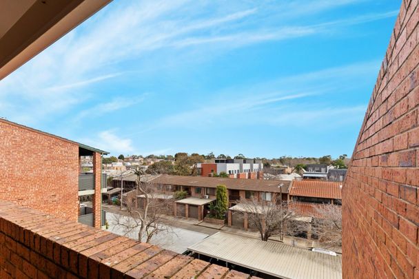 Studio with parkland frontage - Photo 1