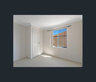 LARGE BRIGHT TOWNHOUSE - Photo 6