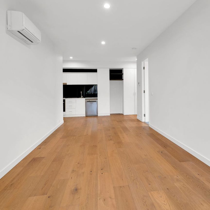Modern living in a great location. Tram at your doorstep, shops minutes away - must see! -Meets 14 minimum standards - certificate in photo gallery - Photo 1
