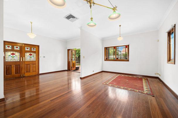 Expansive 4-5 B/R Family Home - Photo 1