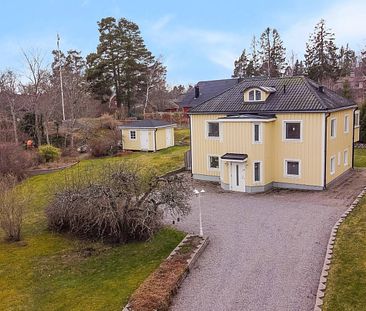 Peaceful and quiet location at the end of a cul-de-sac. The house is fresh and lots of light in all rooms.  There is geothermal heat, which is energy efficient. Waterborne underfloor heating is available in all rooms.  There are 2 lovely large kitchens. O - Foto 1
