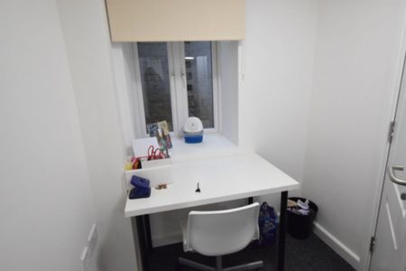 2 Bedroom Flat To Rent in Lansdowne - £1,170 pcm Tenancy Info - Photo 2