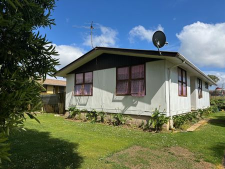 3-Bedroom House with Spacious Grounds - Photo 4