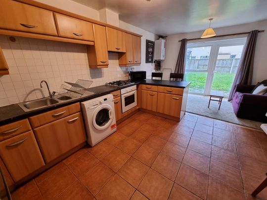 4 bedroom end of terrace house to rent - Photo 1