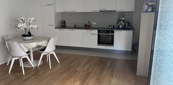 Near the center - Photo 2