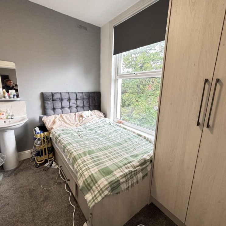 68 Flat 2 Victoria Road, Leeds, LS6 1DL - Photo 1
