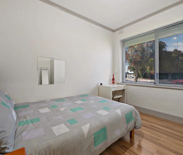 Spacious Three Bedroom Between the City and Sea - Photo 6