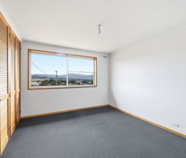 Spacious Living, Freshly Updated, Ready to Move In - Photo 4