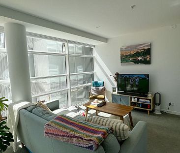 Sunny, central one-bedroom apartment with storage - Photo 5