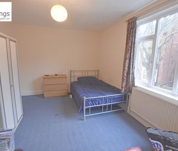 4 Bedroom Mid Terraced House - Photo 4