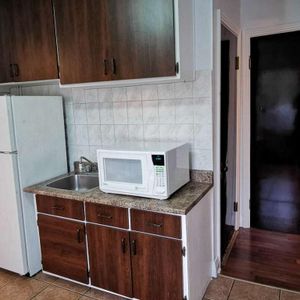 BEAU 4 1/2 AVEC EMPLACEMENT EXCEPTIONNEL! - Photo 2