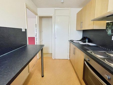Curzon Drive, Grays, RM17 - Photo 3