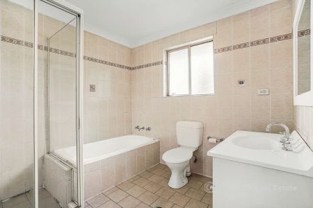 “Close to Amenities, Spacious rooms and lounge !” - Photo 3