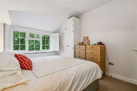 Stylish three bedroom family home with west facing garden near Richmond Park - Photo 2