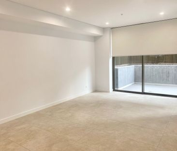 Ground Floor Unit with Courtyard&excl;&excl; - Photo 2