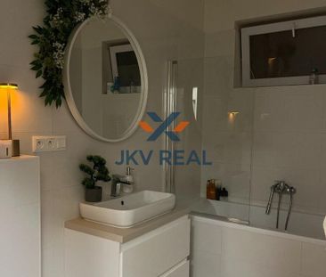 Prenájom kompletne zariadeného 2-izbového bytu s balkónom a parkova... – Fotografia 1