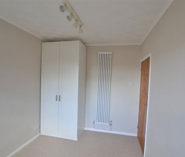 A 2 Bedroom Flat Instruction to Let in Bexhill-on-Sea - Photo 3