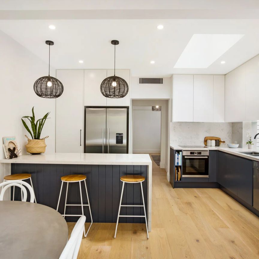 Meticulously crafted family home of unparalleled standards. Short stroll to beach. - Photo 1