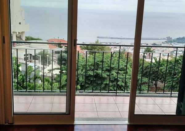 Big rooms in a shared townhouse Funchal