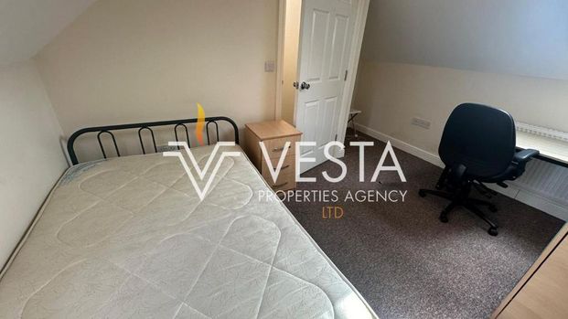 4 bedroom semi-detached house to rent - Photo 1