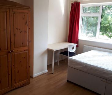 4 bedroom semi-detached house to rent - Photo 2