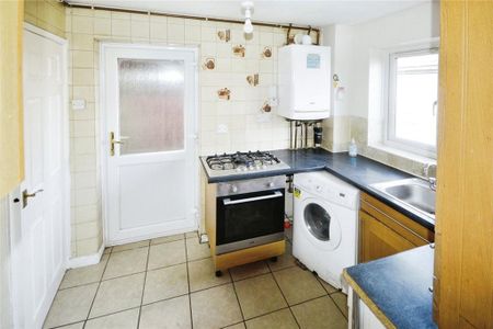 3 bedroom semi-detached house to rent - Photo 4
