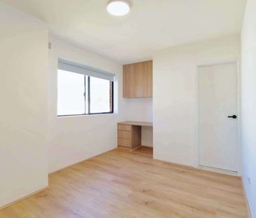 Fully renovated one bedroom apartment in great location - Photo 3