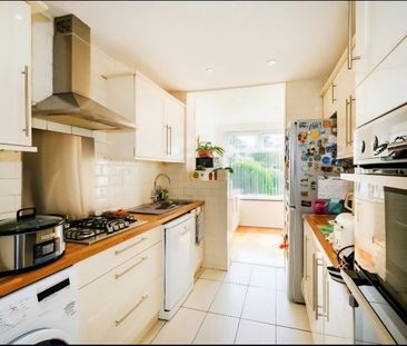 3 Bed Terraced House, Newbury Park, IG2 - Photo 3