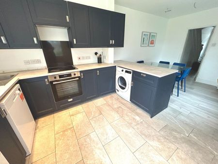 5 Bed End Terrace, St. Denys Road, SO17 - Photo 3