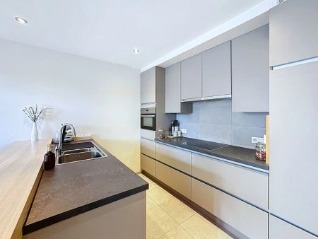 Recent en centraal gelegen app. met 2 slaapkamers, terras en autostandplaats - Foto 3