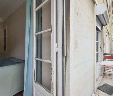 Room in a shared 4-bedroom apartment for rent in Lisbon, professionals only - Photo 4