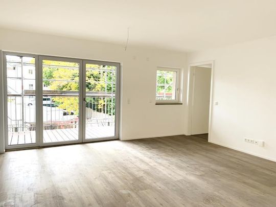 FÜ: Erstbezug! Attraktiv & repräsentativ, 2-Zi-Whg (1.OG) mit EBK, Balkon, Aufzug + TG-Stellplatz - Photo 1