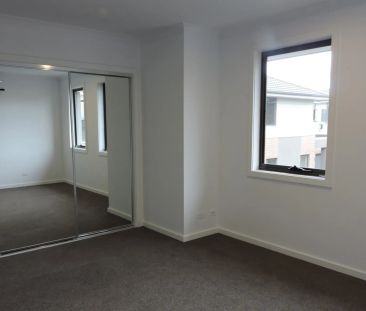 Modern Two Bedroom Townhouse - Photo 5