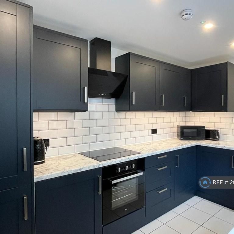 1 bedroom in a house share to rent - Photo 1