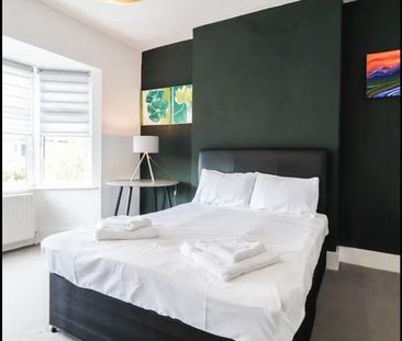 6 Bed Semi-Detached House, Stanley House, E11 - Photo 3