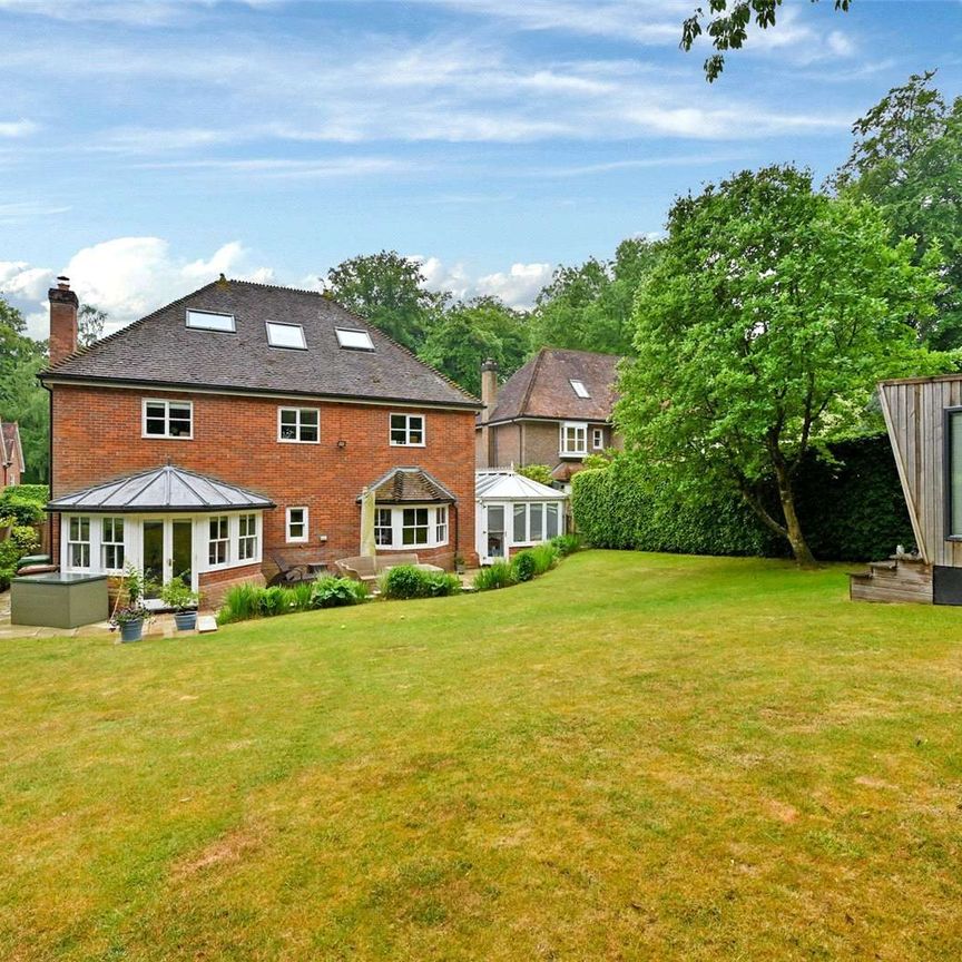 This beautifully presented modern detached home is situated in the sought-after village of Kingwood, offering a spacious and flexible family living environment - Photo 1