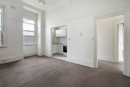 Delightful ground floor art-decor one bedroom flat - Photo 2