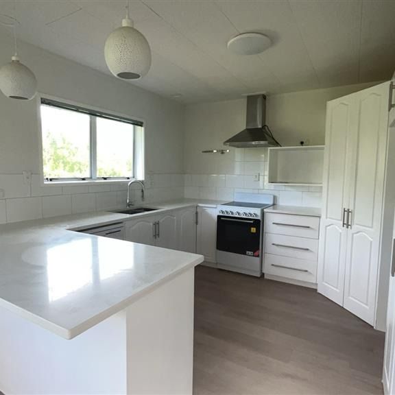 Spacious Lynmore Home + Self-Contained Unit - Lynmore - Photo 1