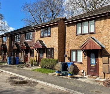 2 Bedroom House - Lyndford Terrace, Fleet - Photo 2