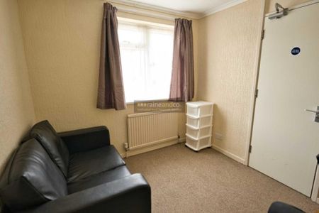 3 bedroom end of terrace house to rent - Photo 3