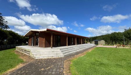 3 Bed with Big Garden for Rent in Helensville - Photo 2