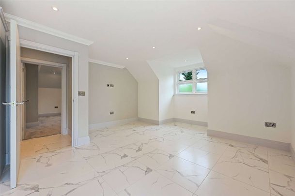 A recently built and luxury top floor penthouse apartment set in a gated development in Lower Road, Chorleywood. Available 03.02.2025 and offered unfurnished. - Photo 1