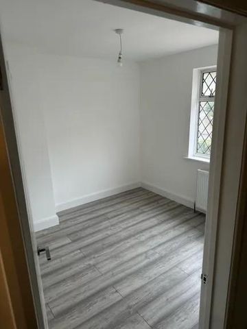 4 bedroom semi-detached house to rent - Photo 3